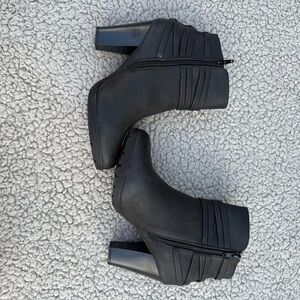 White Mountain Women's Spade Heeled Lug Sole Ankle Booties Black Suede